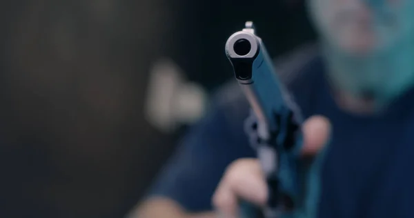 Onherkenbare man herlaadt revolver in schietbaan — Stockfoto