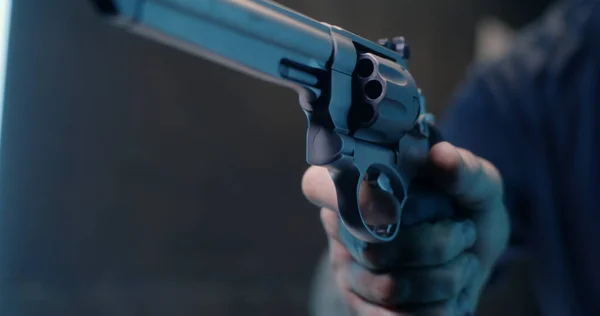 Unrecognizable man reloading revolver in shooting range — Stock Photo, Image