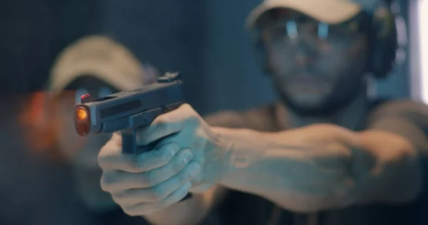 Střelec středního věku střílí pistolí — Stock fotografie