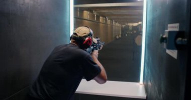 Profesyonel nişancı hedefe ateş ediyor.