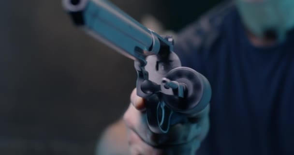 无法辨认的人在射击场重新装上左轮手枪 — 图库视频影像