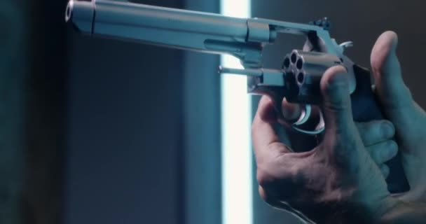 Невідомий чоловік перезаряджає револьвер у діапазоні стрільби — стокове відео