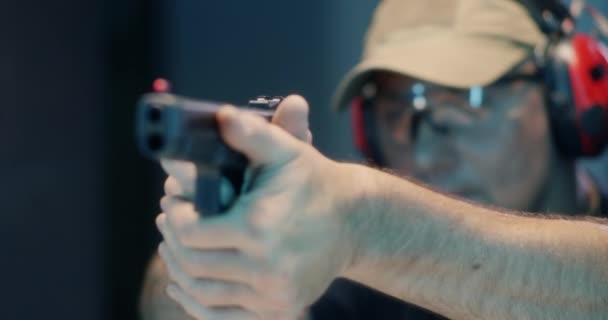 Pistola de tiro tirador de mediana edad — Vídeos de Stock