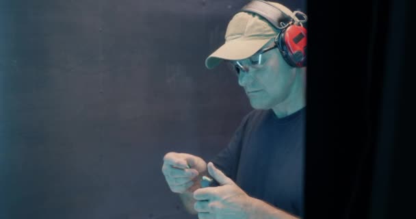 Zaostřený dospělý muž cvičit střílet pistole — Stock video