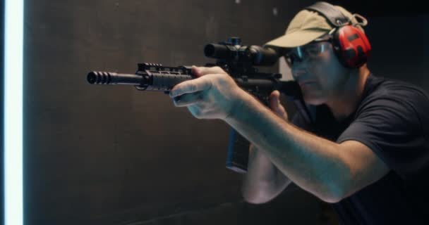 Pistola sparatutto di mezza età — Video Stock