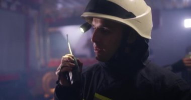 İtfaiyeciler acil çağrıya cevap veriyor.