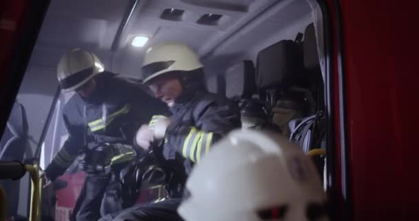 Equipo de bomberos subiendo al camión — Vídeos de Stock