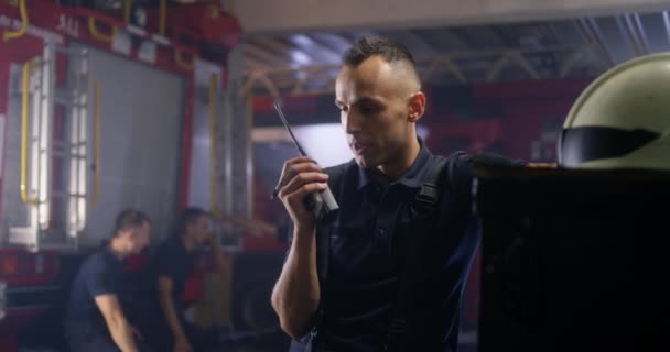 Brandweerlieden beantwoorden noodoproep op het station — Stockvideo