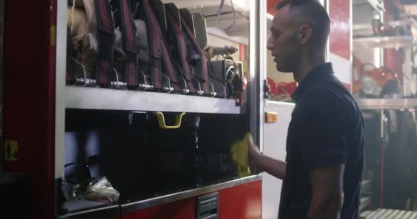 Strażak sprzątający na stacji — Wideo stockowe