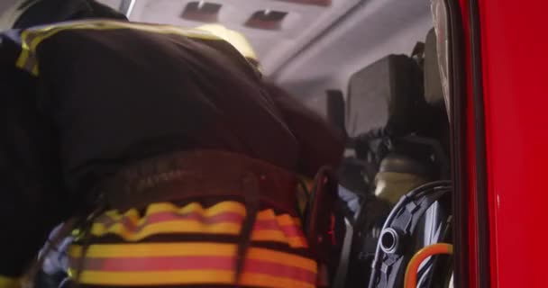 Pompieri che si arrampicano dentro il motore antincendio — Video Stock