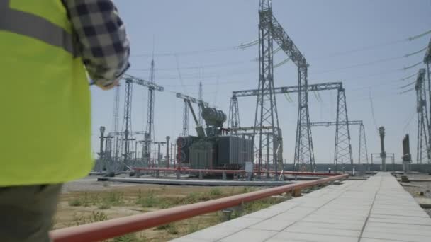 発電所を歩きながら話をする男性エンジニア — ストック動画