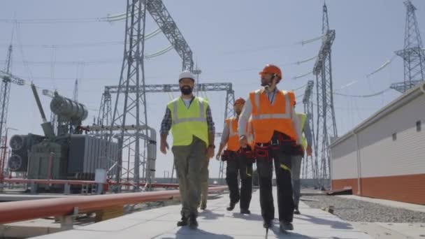 Hombre mostrando central eléctrica a inspectores — Vídeo de stock