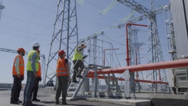 Grupo de inspectores que examinam a central eléctrica — Vídeo de Stock