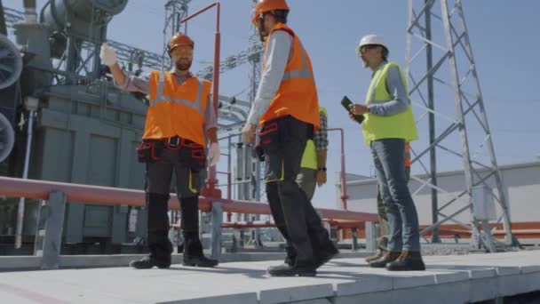 Insinyur memeriksa pembangkit listrik modern — Stok Video