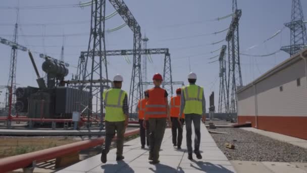 Equipa anónima a caminhar na central eléctrica — Vídeo de Stock