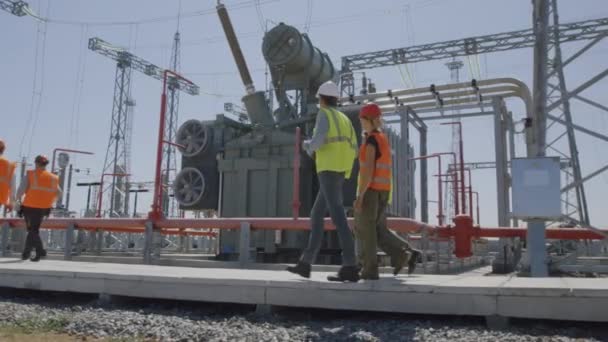 Inspektoři kontrolují zařízení elektráren — Stock video