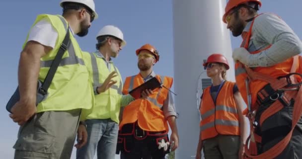 Constructores discutiendo construcción de centrales eléctricas — Vídeo de stock