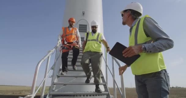 Ingenieurs inspecteren bouwplaats windmolenpark — Stockvideo