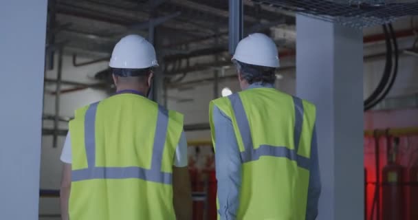発電所内を調査する男性請負業者 — ストック動画