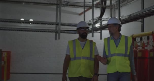 발전소 안에서 걷고 이야기하는 기술자들 — 비디오