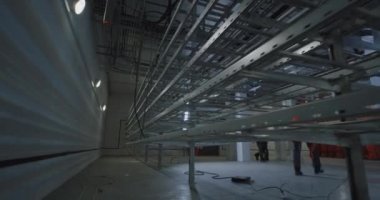 Modern enerji santralinin içindeki koridor.