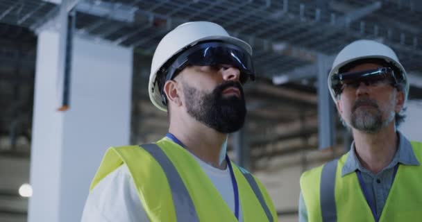 Costruttori maschi in occhiali esaminando soffitto — Video Stock
