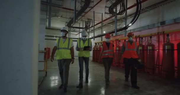 Inżynierowie w maskach podczas inspekcji elektrowni — Wideo stockowe