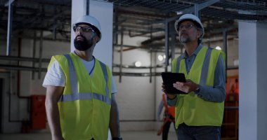 Enerji santralinin inşaatını tartışan mühendisler