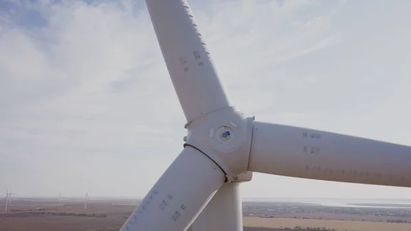 Вітрова турбіна в полі — стокове фото