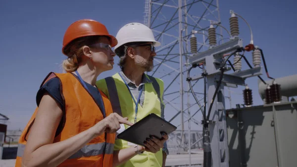 Ingegneri che utilizzano tablet sulla centrale elettrica — Foto Stock