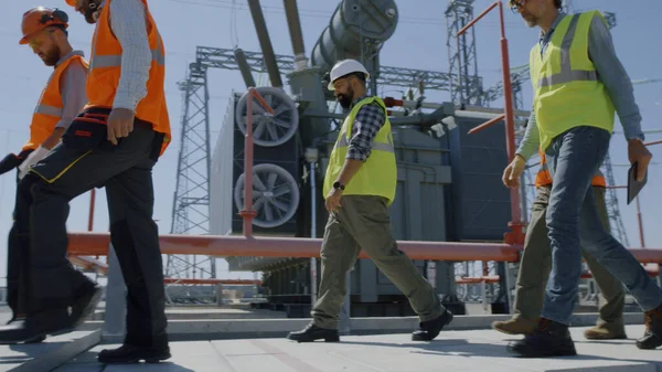 Inspectores que examinam o equipamento da central eléctrica — Fotografia de Stock