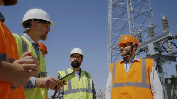 Homem que mostra a central eléctrica aos inspectores — Fotografia de Stock