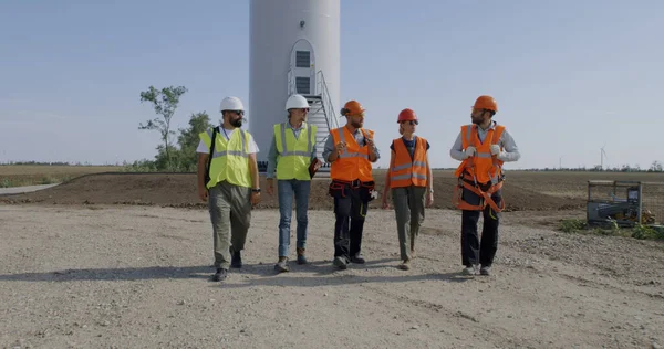 Maszkos munkások a szélturbina közelében — Stock Fotó