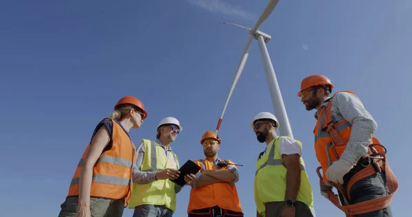 Колеги обговорюють вітроелектростанції — стокове фото