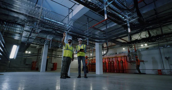 Ingenieros examinando el interior de la central eléctrica — Foto de Stock