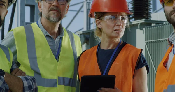 Rijpe ingenieur in gesprek op smartphone tijdens vergadering op elektriciteitscentrale — Stockfoto