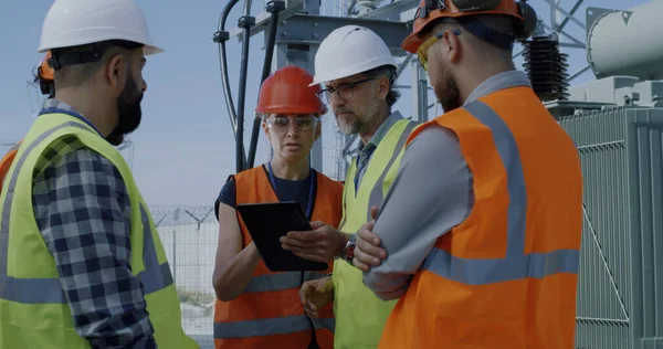 Foreman talar med kollegor på kraftverket — Stockfoto