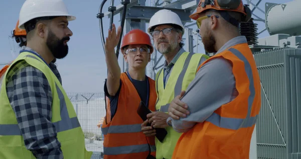 Foreman falando com colegas na central elétrica — Fotografia de Stock