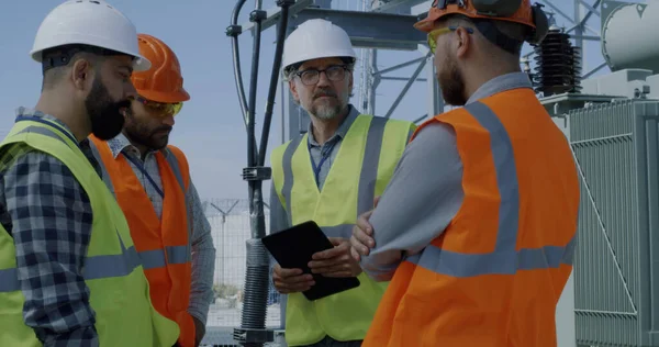 Capataz hablando con colegas en la central eléctrica — Foto de Stock