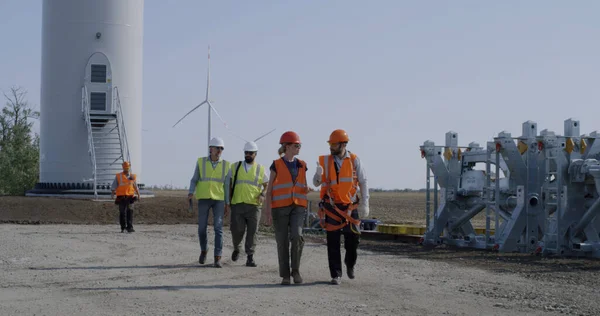 Gruppo di lavoratori che abbandonano la turbina eolica — Foto Stock