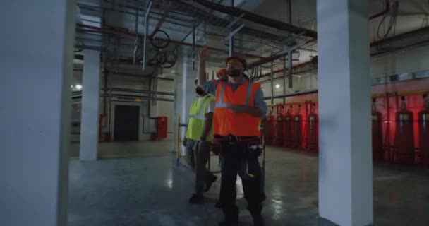 Инженер показывает мастерскую инспектору — стоковое видео