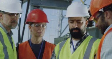 Foreman elektrik santralindeki meslektaşlarıyla konuşuyor.