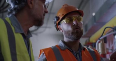 Mühendis, elektrik santralinin yöneticisiyle konuşuyor.