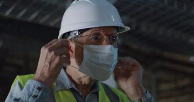 Olgun ustabaşı maske takıyor