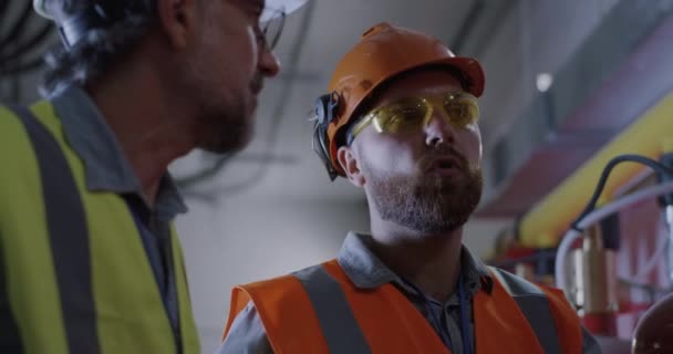 Ingenieur in gesprek met supervisor van energiecentrale — Stockvideo