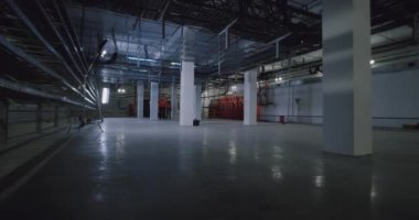 Geniş atölyede çalışan isimsiz çalışanlar