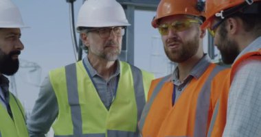 Foreman elektrik santralindeki meslektaşlarıyla konuşuyor.