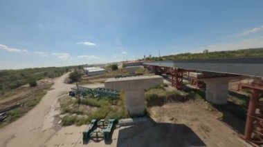 Elektrik santralinde elektrik direkleri ve jeneratörleri