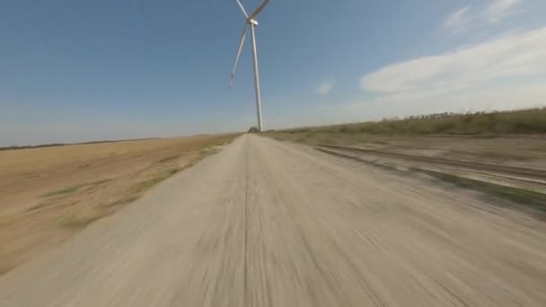 Kırsal alanda rüzgar türbini — Stok video