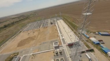 Yel değirmeni yakınlarında yürüyen işçiler